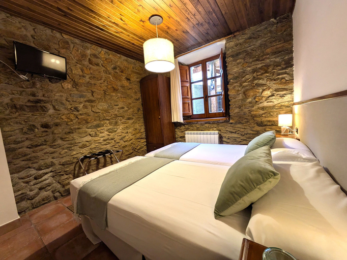 Bedroom 3, Fonda dels Pics, Girona