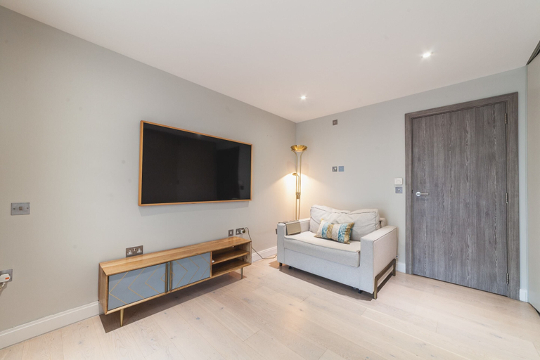 Others 4, Stylish Three-bedroom Battersea Flat, London