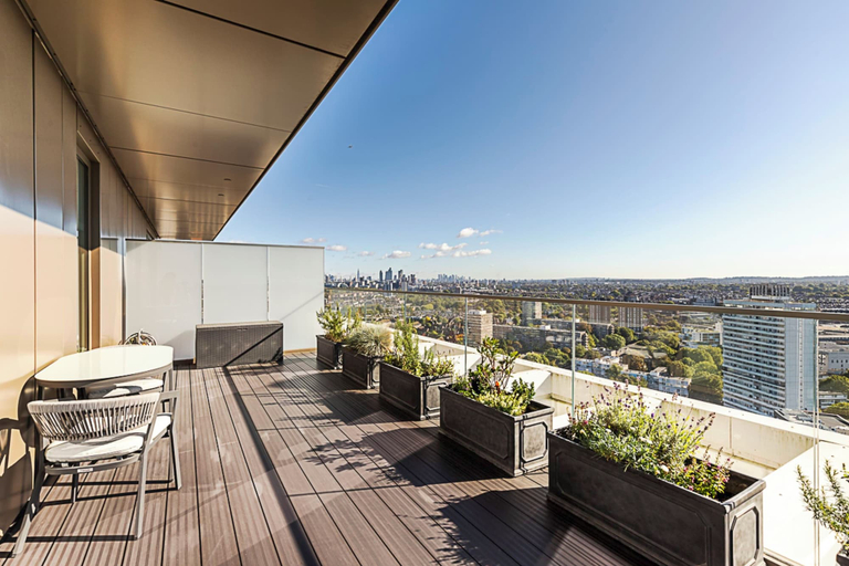 Others 4, Luxurious 3-bed Sky-high Battersea Gem, London