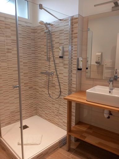 Bathroom 3, Logis Hermitage, Côtes-d'Armor