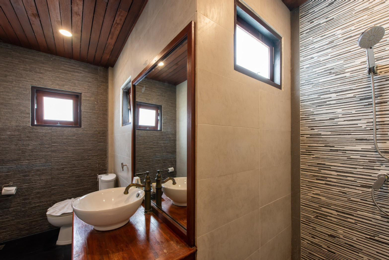 Bathroom 23