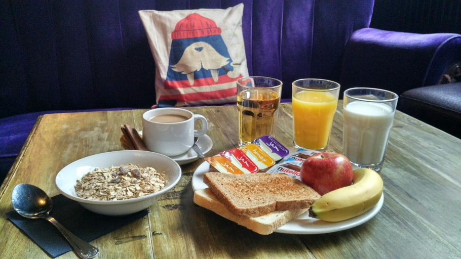 Food & Drinks 5, The Walrus Bar and Hostel, London