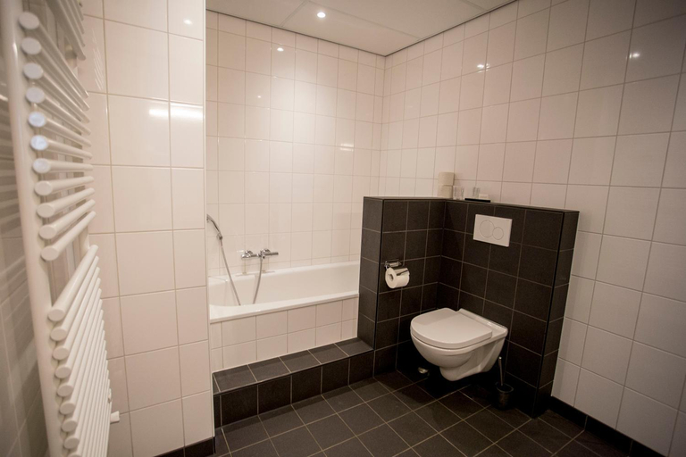Bathroom, Hotel In't Holt 1654 Grand Cafe & Logement, Zuidhorn