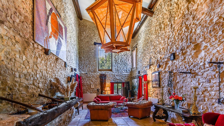Public Area, La Tour d'Enguernes, Var