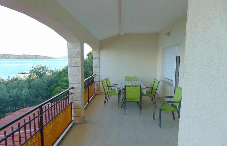 Others 2, Apartments by the sea Seget Donji, Trogir - 19351, Seget