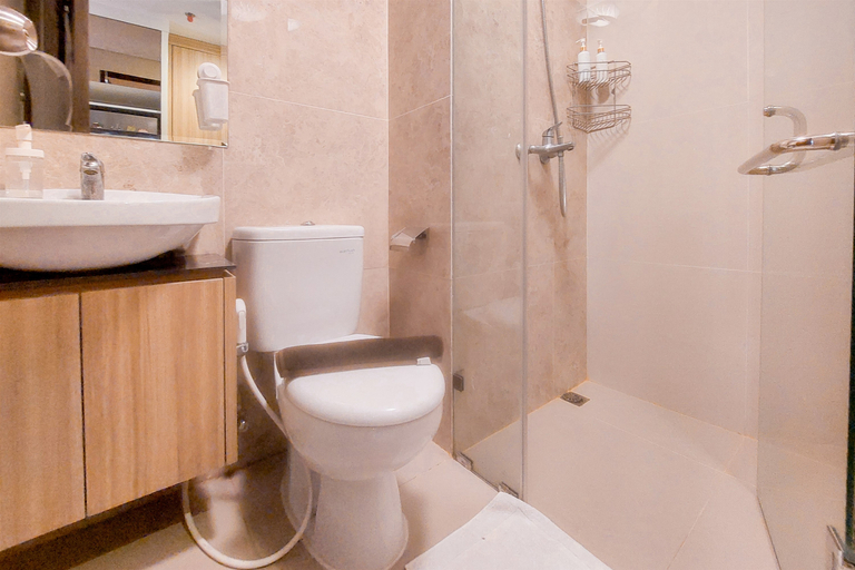Bathroom 5, Best Combined 2BR at Transpark Bintaro Apartment By Travelio, South Tangerang