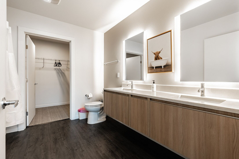 Bathroom 2, Sophari Downtown: Bellevue Apartments, King