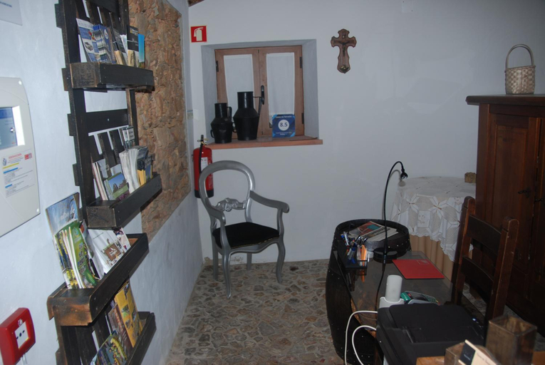 Public Area, Casas no Terreiro, Penacova