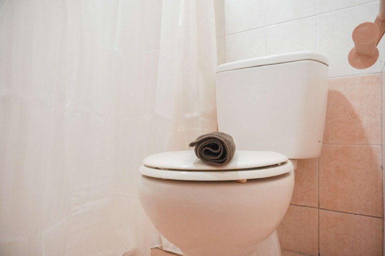 Bathroom 4, Best 2BR Mediterania Palace Residence By Travelio, Central Jakarta