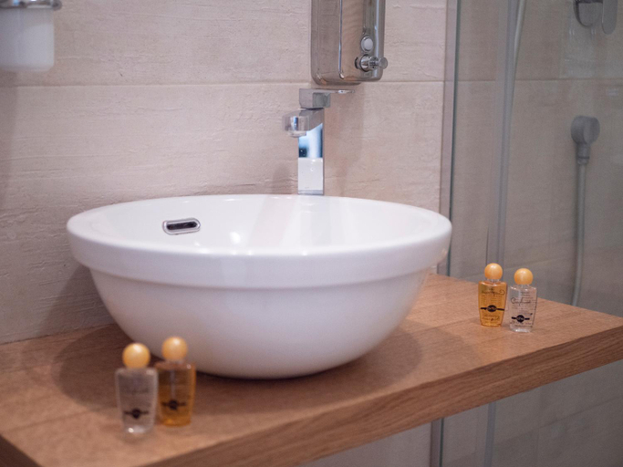 Bathroom 2, Royal Montesun Apartments