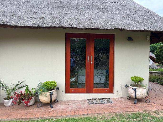 Entrance 3, Oak Tree Lodge, Beaulieu, Kyalami, City of Johannesburg
