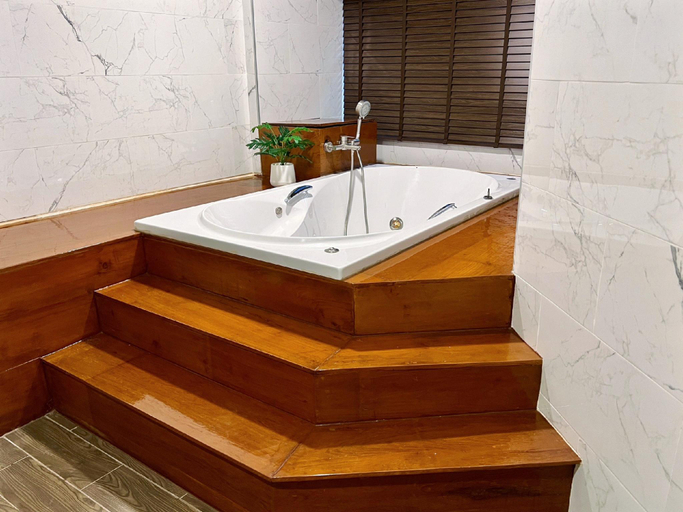 Bathroom 10