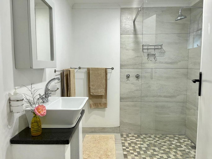 Bathroom 3, Woodcroft, Umgungundlovu