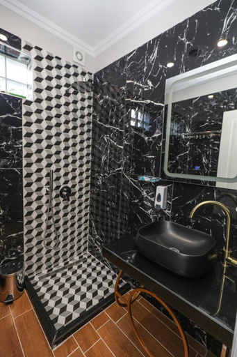 Bathroom 5, Hotel Peroni, Korçës