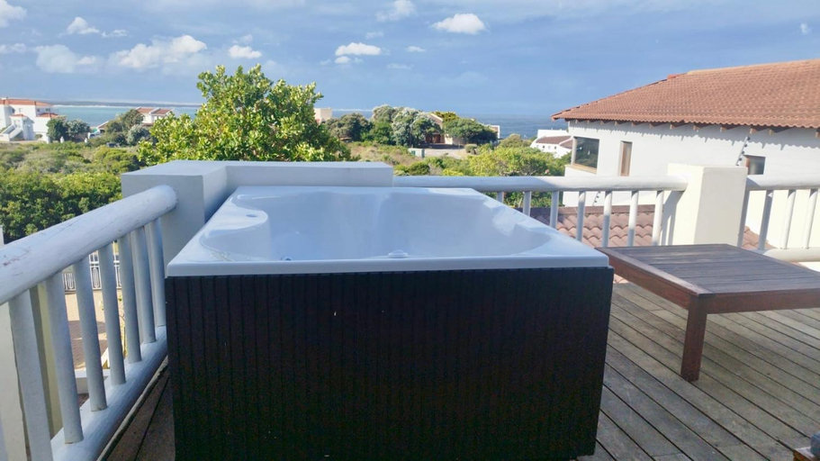 Sport & Beauty, Luxury Home with Stunning Views and Solar Power, Cacadu