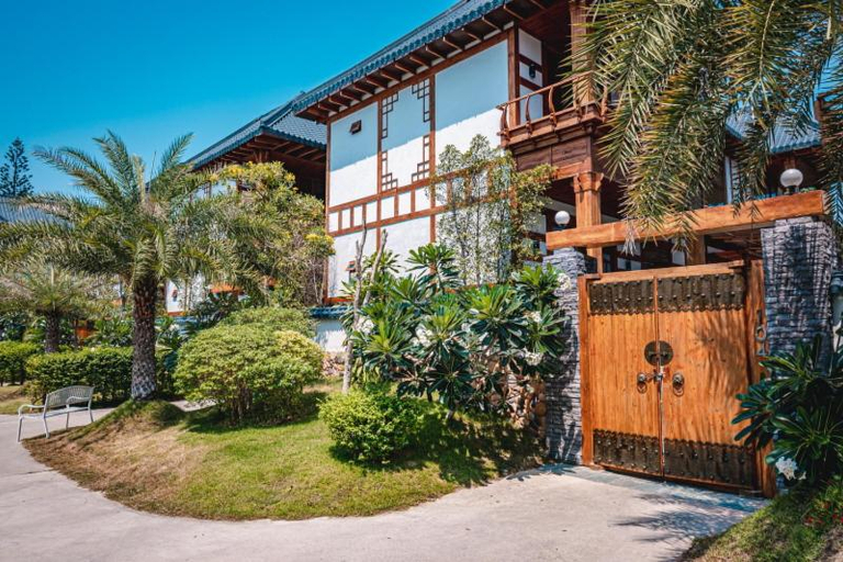 Exterior & Views