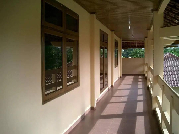 Exterior & Views 4, The Cozy Villa Gadog Puncak, Bogor