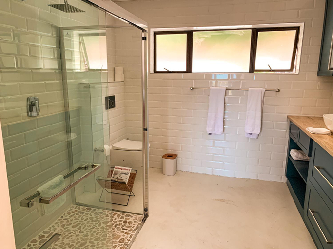 Bathroom 4, Luxury Home with Stunning Views and Solar Power, Cacadu