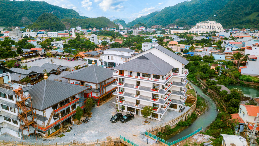 Exterior & Views