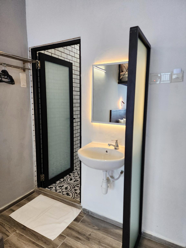 Bathroom 13