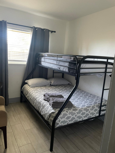 2, Bekahouse Hostel with parking, backyard and laundry, Miami-Dade
