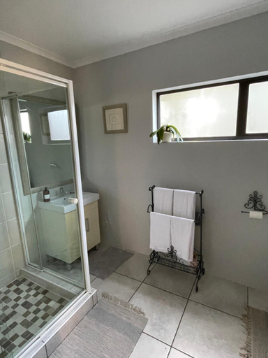 Bathroom, Olive Branch Cottage off grid, Ekurhuleni