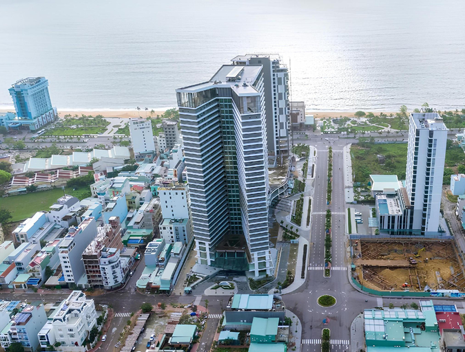 Exterior & Views 14