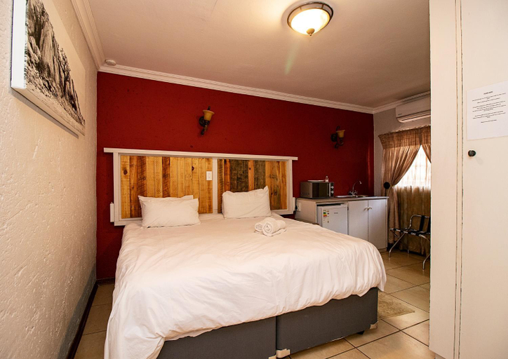 Bedroom 2, Doors Inn (The), Waterberg