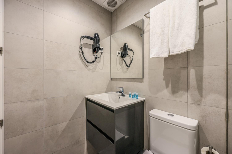 Bathroom 3, AmazINN Places Blasco de Garay 113, Madrid