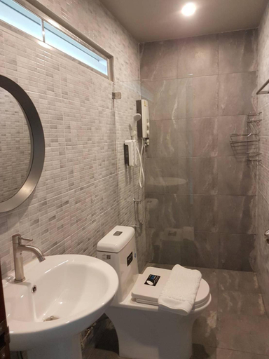 Bathroom 4, Mon-Dee Mini Hotel, Muang Nan