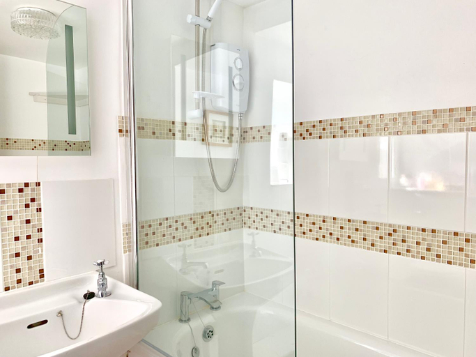 Bathroom 4, The Broadlands, Gloucestershire