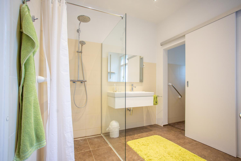 Bathroom 2, Hubsches Privatzimmer mit Bad, Mödling