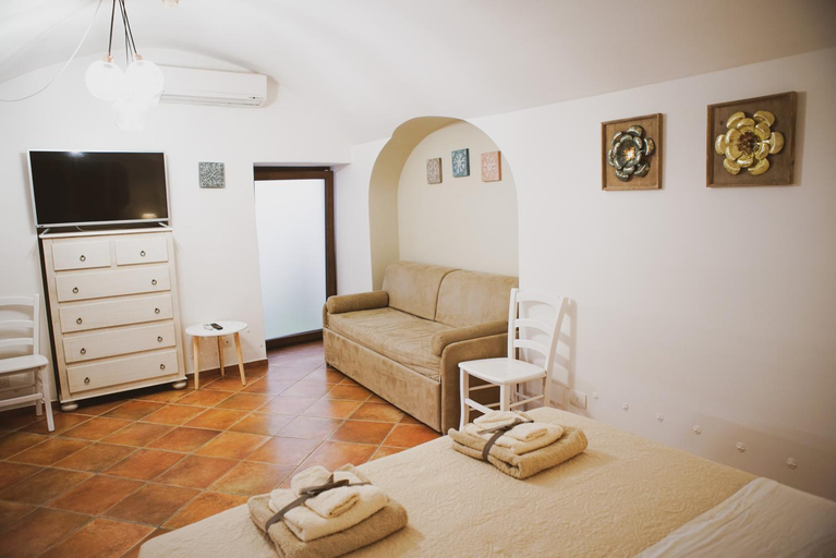 Others 5, HOME 5 - Fra Leone, Bari