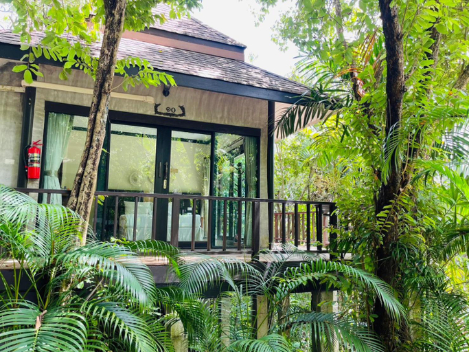 Exterior 3