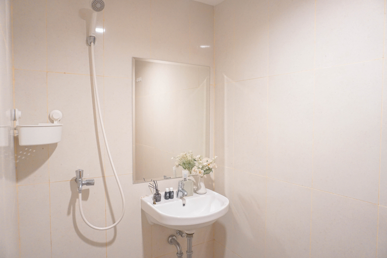 Bathroom 5, Homey Studio LRT City Jatibening Apartment By Travelio, Bekasi