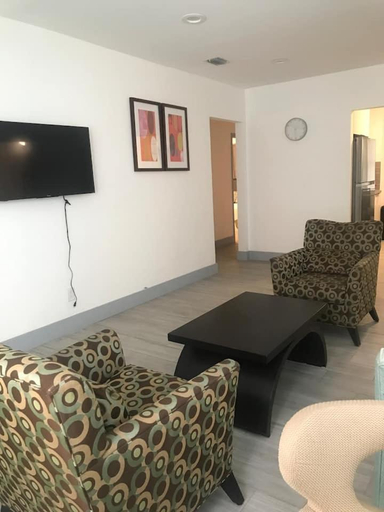 1, Bekahouse Hostel with parking, backyard and laundry, Miami-Dade