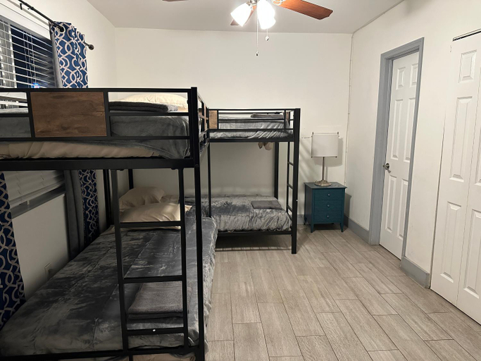 4, Bekahouse Hostel with parking, backyard and laundry, Miami-Dade