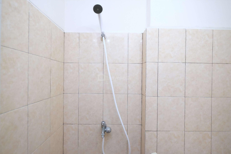 Bathroom 2, Modern Studio Margonda Residence 2 By Travelio, Depok