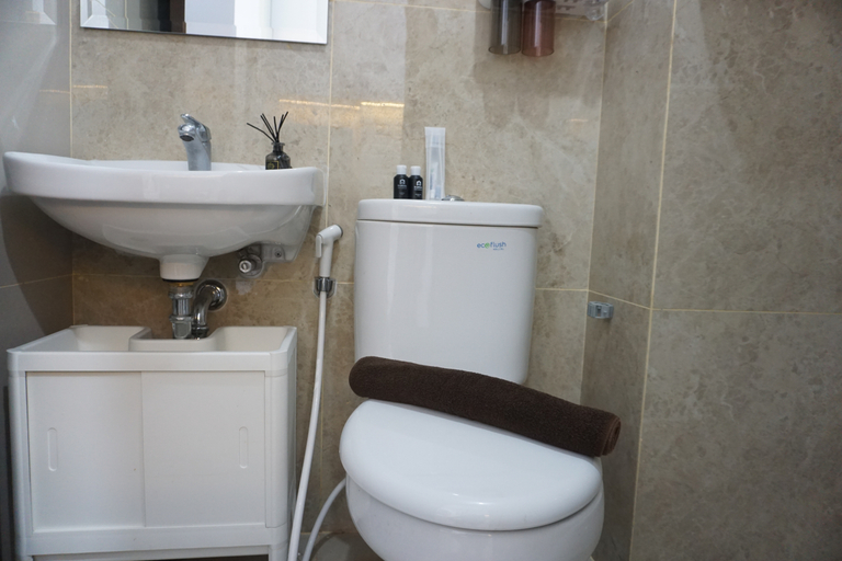Bathroom 5, Good and Comfy Studio at Transpark Cibubur Apartment By Travelio, Depok