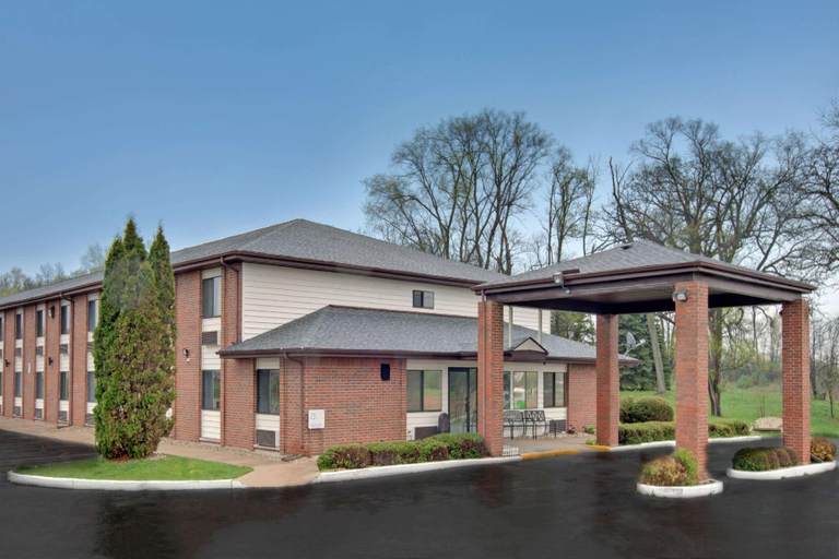 Exterior & Views 2, Baymont Inn & Suites by Wyndham Richmond, McHenry
