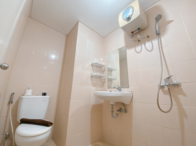 Bathroom 5, The Modern Studio Apartment at Parahyangan Residence By Travelio, Bandung