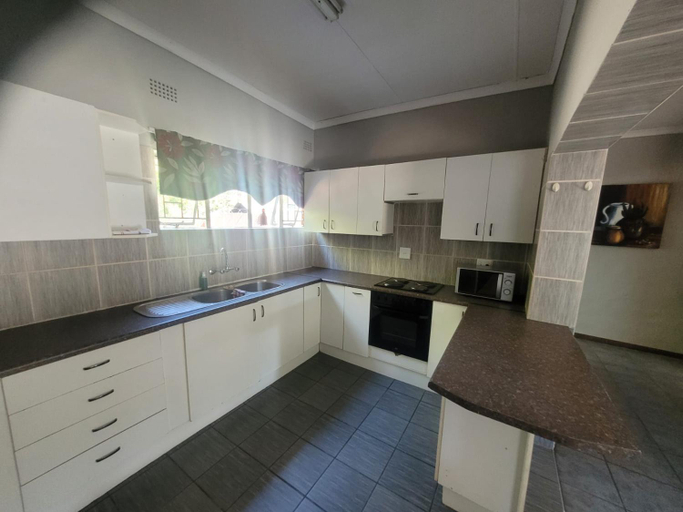 Others 3, 29B Zebra Street - InHimwe Guesthouse, Capricorn