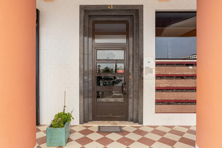 JOIVY Vibrant flat with balcony, Almada