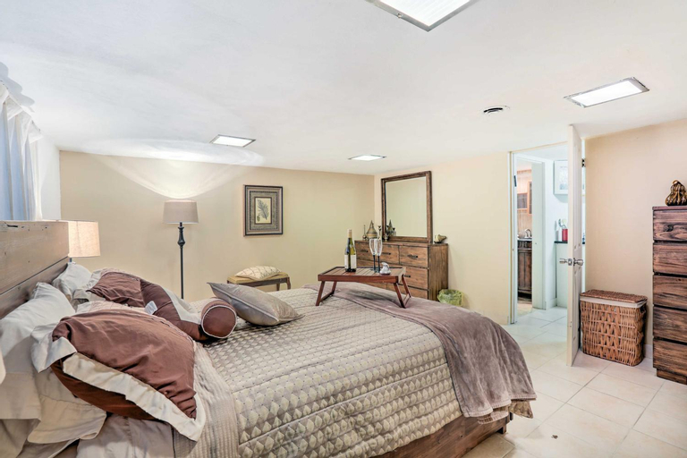 Contemporary Cincinnati Apt with WiFi, Near Kenwood!, Hamilton