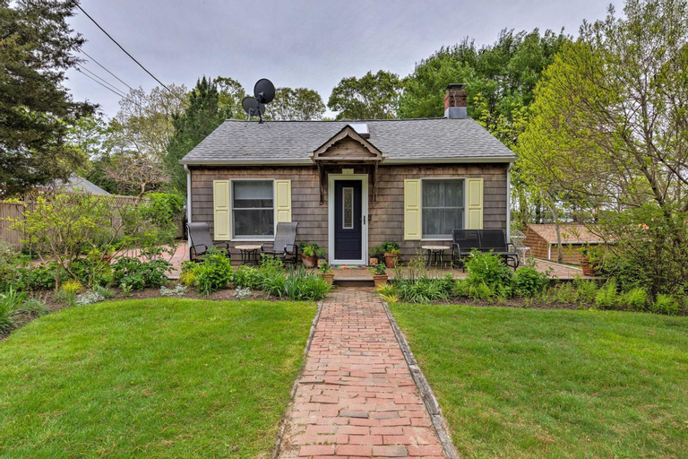 Exterior & Views 1, Cute East Hampton Cottage with Patio - Walk to Beach, Suffolk