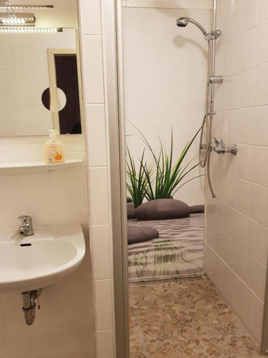 Bathroom 3, Am Hallenbad Hotel garni, Mettmann
