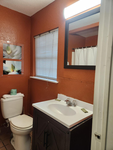 Bathroom 2, Walnut Forest Motel, Travis