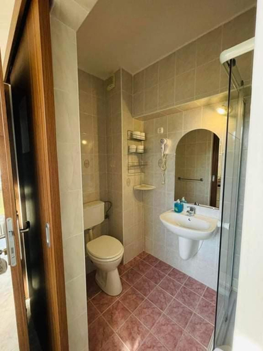 Bathroom 3, Gabi Haz Apartmanok*** Hajduszoboszlo, Hajdúszoboszló