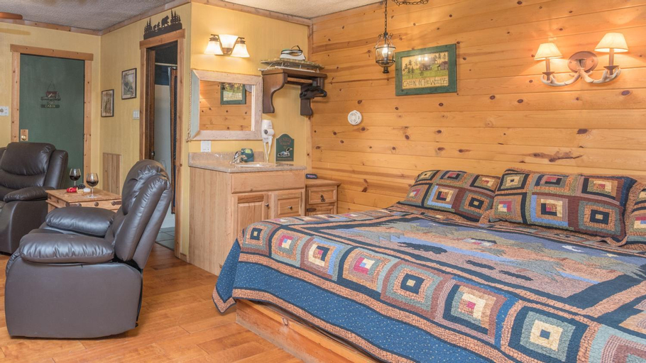 Whispering Pine Cabins, Lincoln
