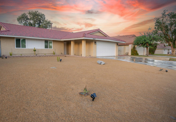 Rather Be Desert Getaway by Rather Be Properties, Riverside